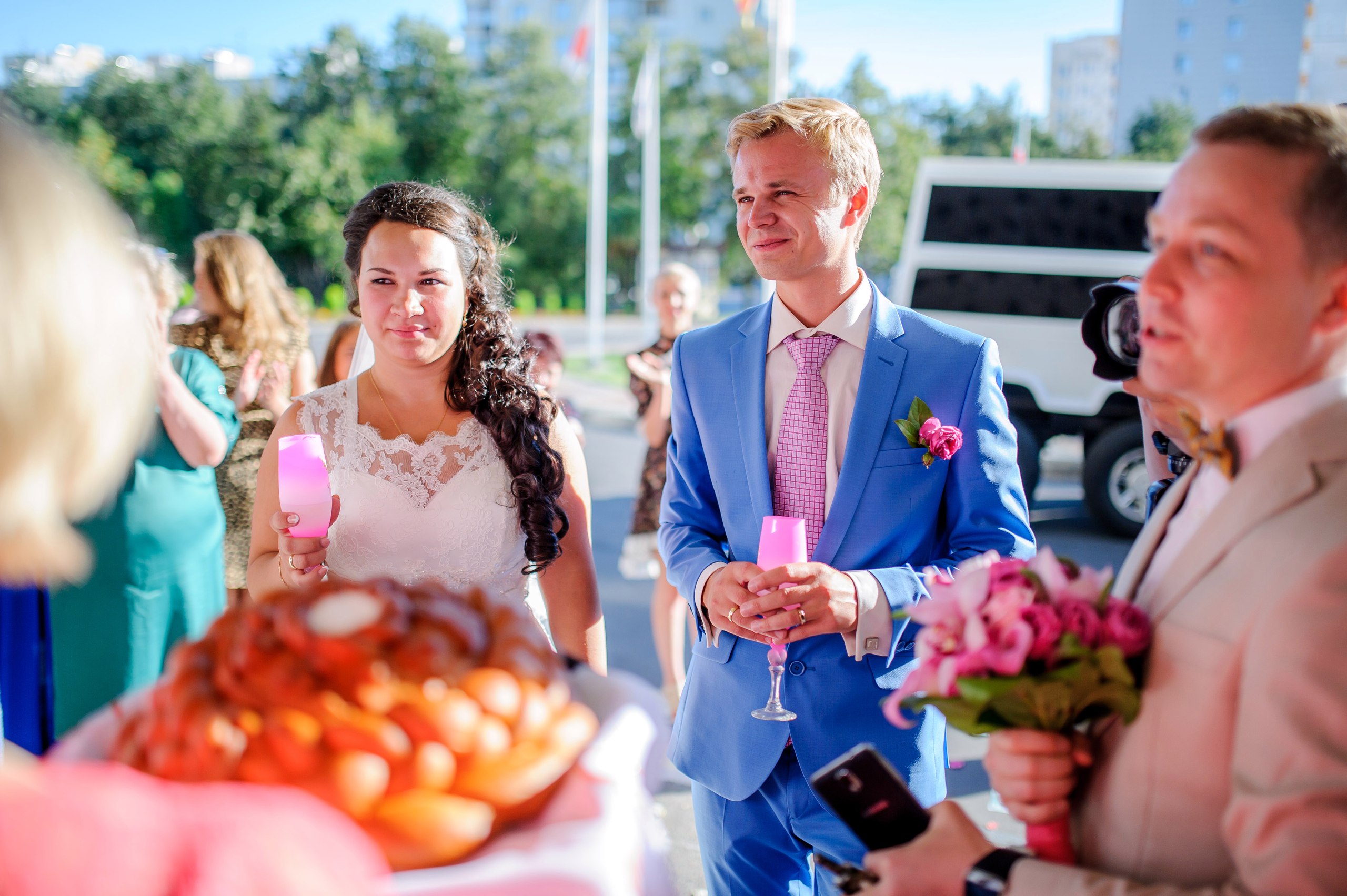 Ведущий на свадьбу с букетом невесты